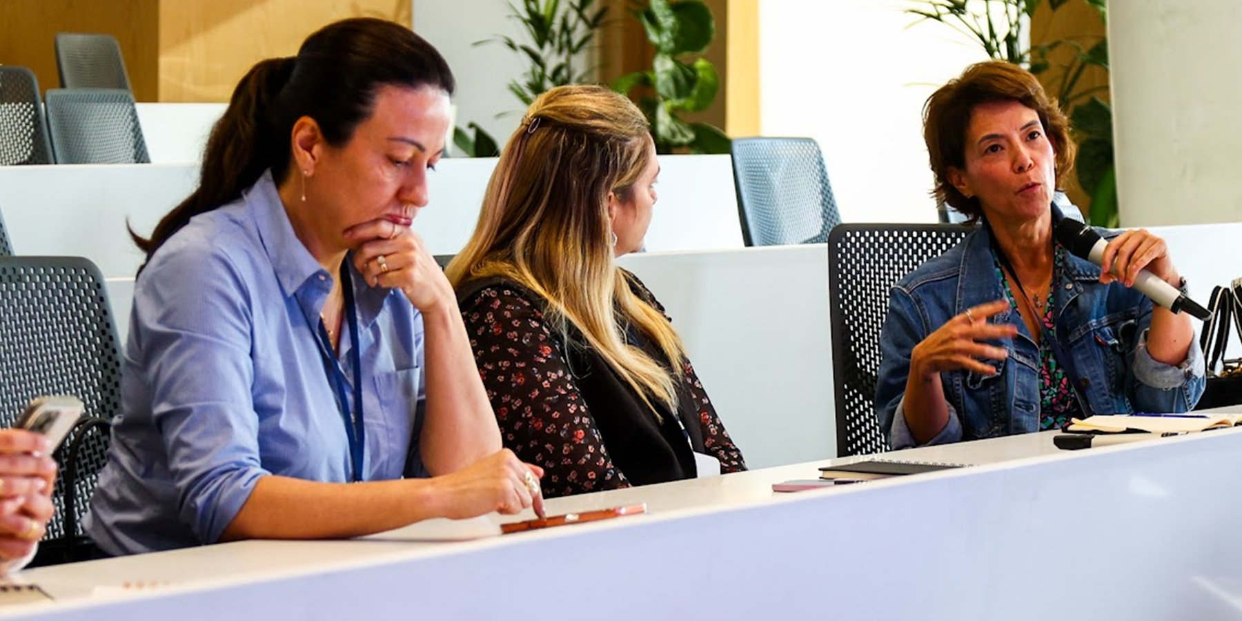 Participantes do Angel Training discutindo a análise de uma startup