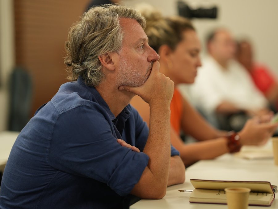 Investidor acompanhando a análise de uma startup durante a aula
