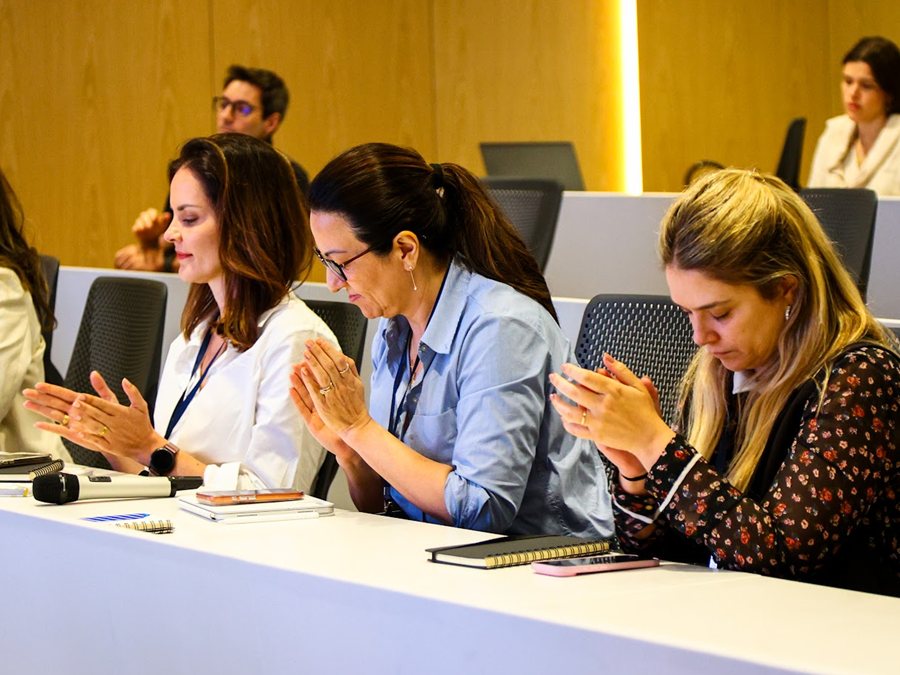 Turma do Angel Training ao final da análise de uma startup