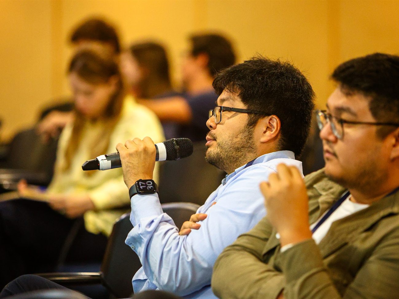 Participantes do Angel Training debatendo durante a aula